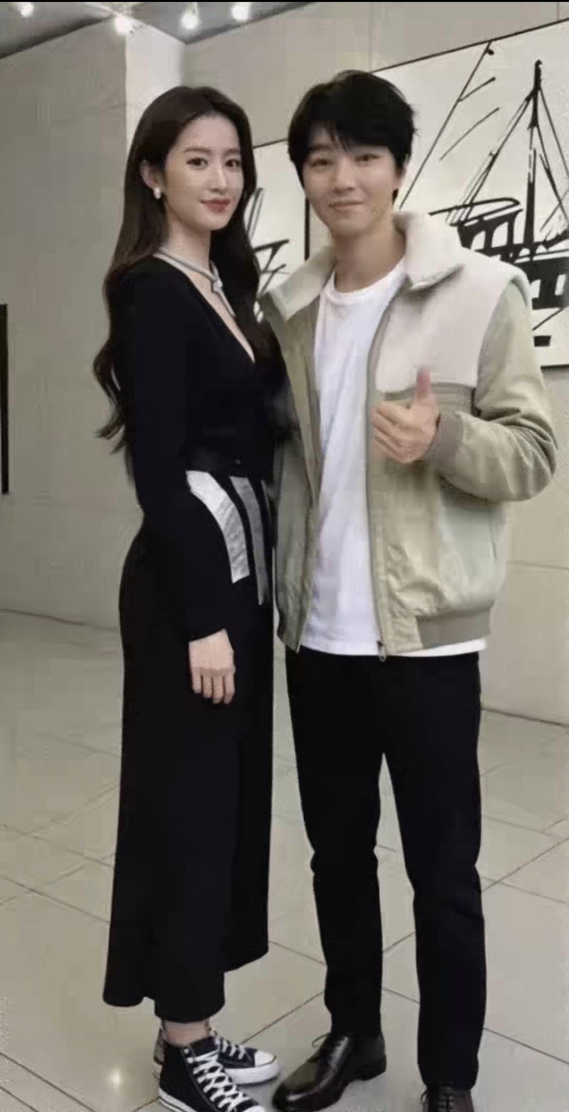 王俊凯的旧照，还是那么的阳光帅气，站在他旁边的人，也好漂亮。王俊凯十几岁就做