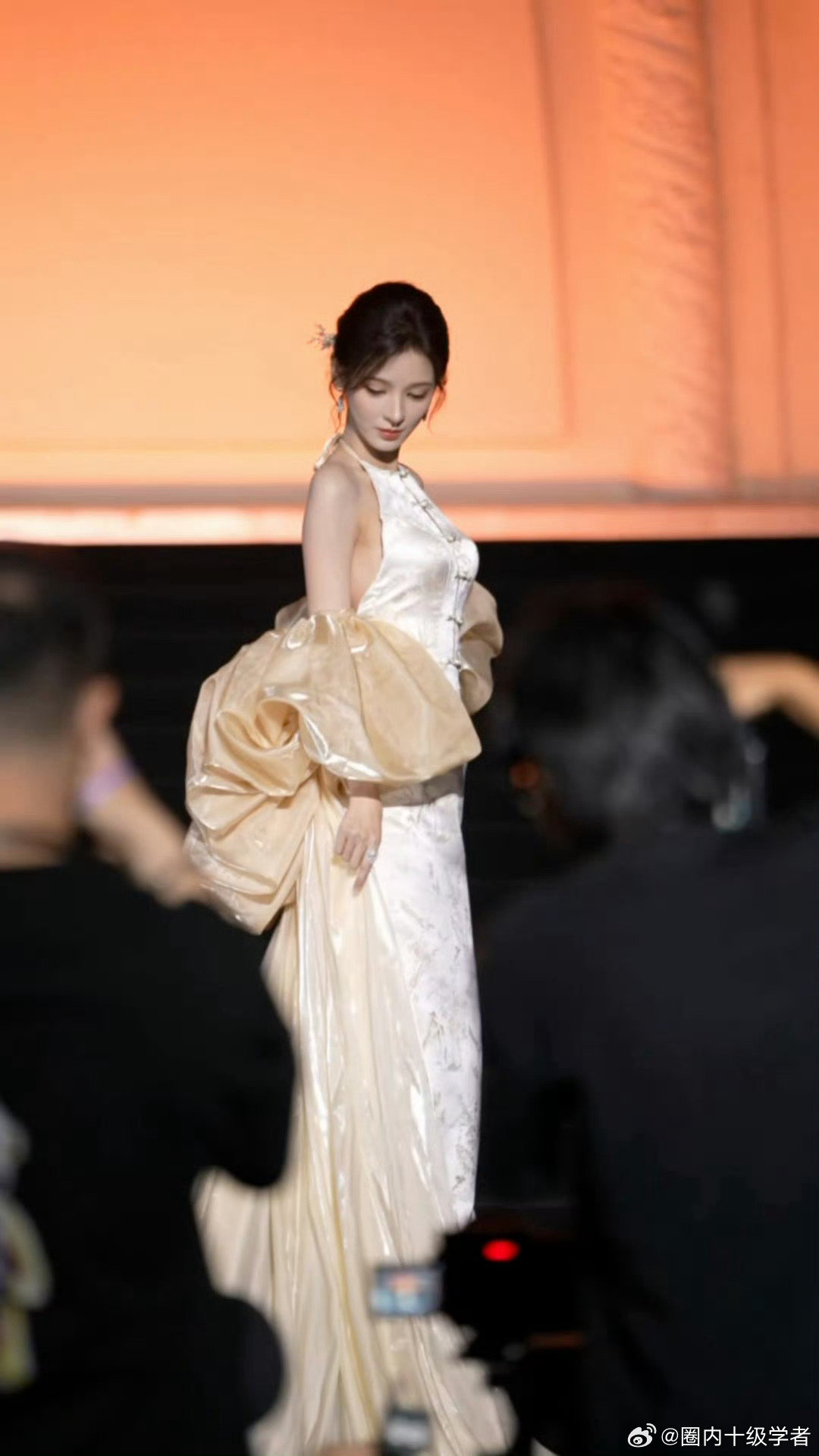 #张予曦新中式露背裙#张予曦把新中式的美演绎得淋漓尽致！这件露背旗袍裙，简约盘扣勾勒国风底蕴，暗纹提