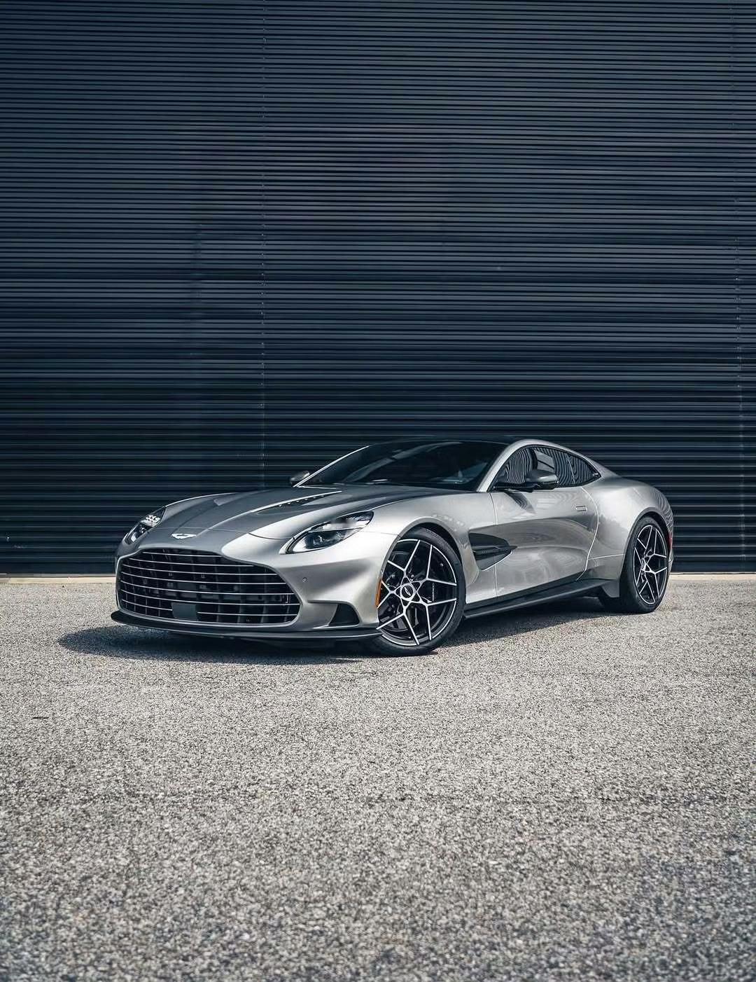 阿斯顿·马丁V12Vanquish