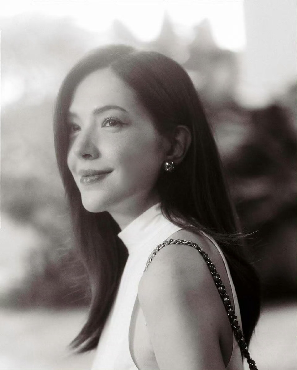 香奈儿品牌大使许玮甯现身新加坡银色CHANEL25迷你包，搭配黑白双色高跟凉鞋