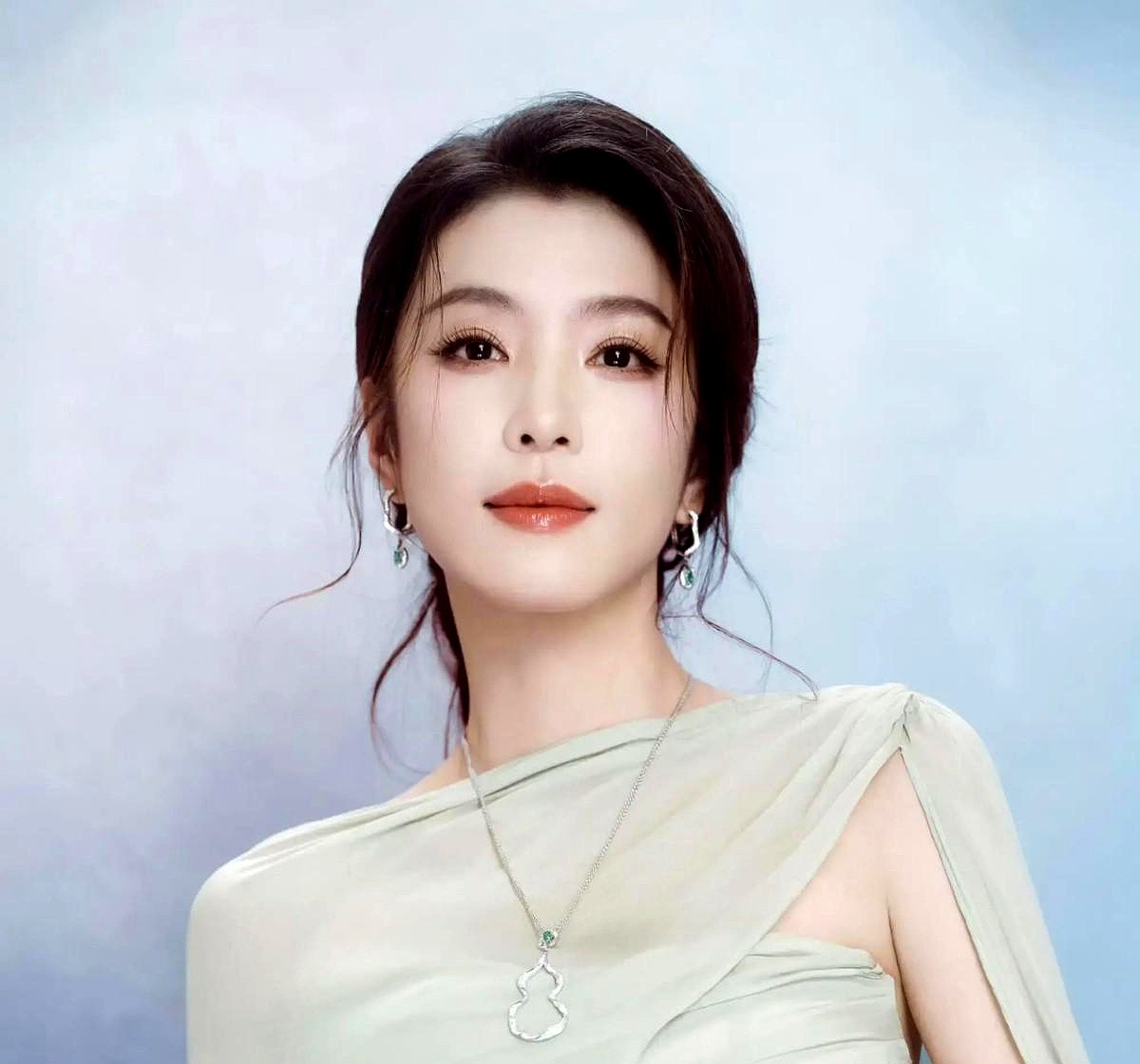 陈丽君演男人，上台前就拿清水冲把脸，旁边有些演员演个男装，贴假睫毛、粘三层假胡子折腾两个钟头，粉丝就