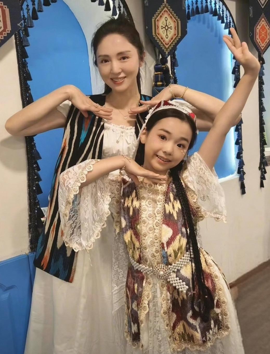 小酒窝“力挺”后爸叫她“窝子”：网友说的不对！董璇在综艺《毛雪汪》中替张维伊解