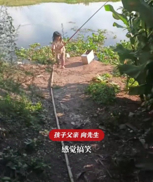 万万没有想到，四川达州，一爸爸带着孩子去钓鱼，期间爸爸便去上了个厕所，就让孩子帮