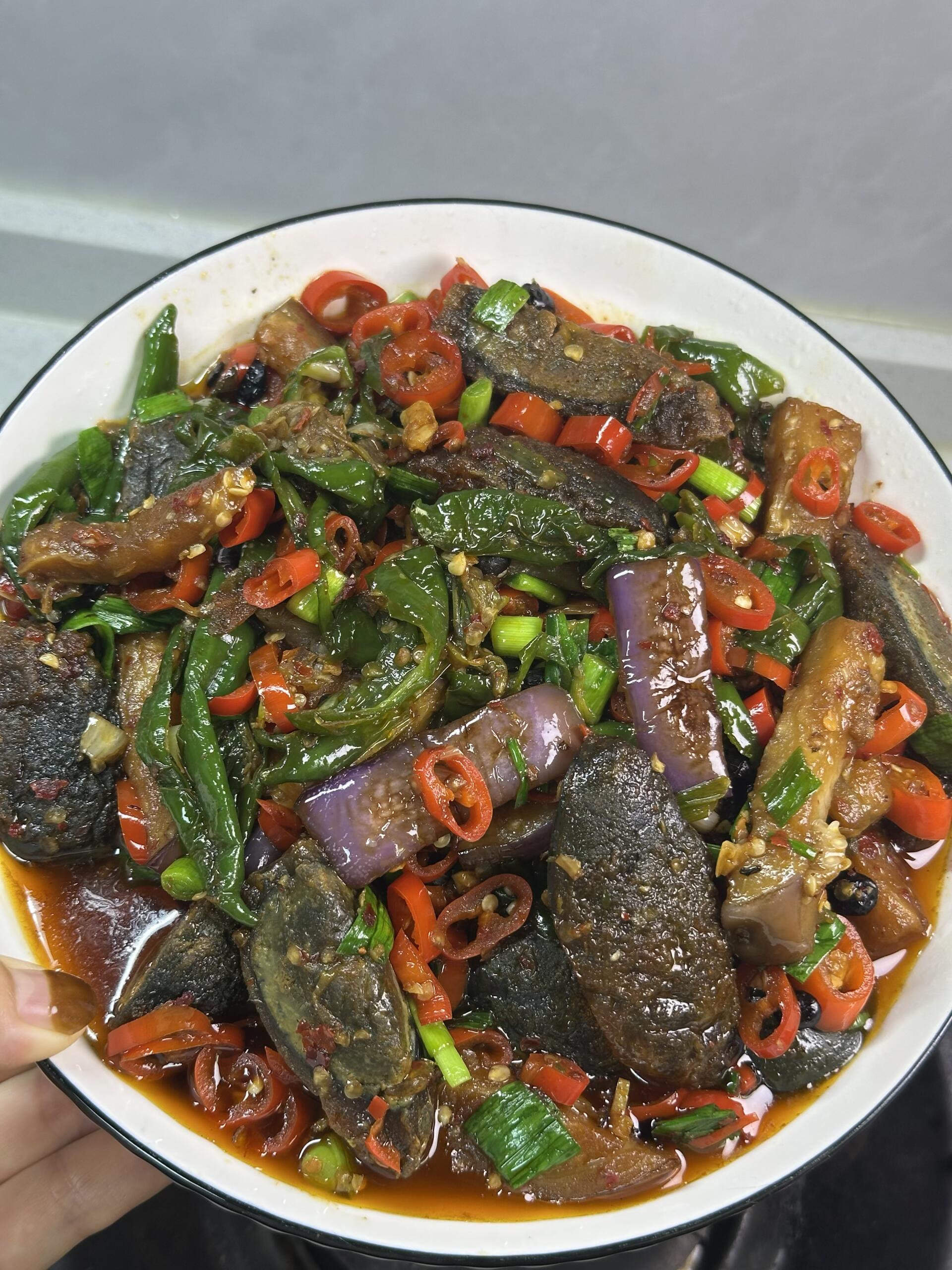 家人们谁懂啊😭这道擂辣椒茄子炒皮蛋，直接把米饭焊在碗里！香辣够味还不腻，茄