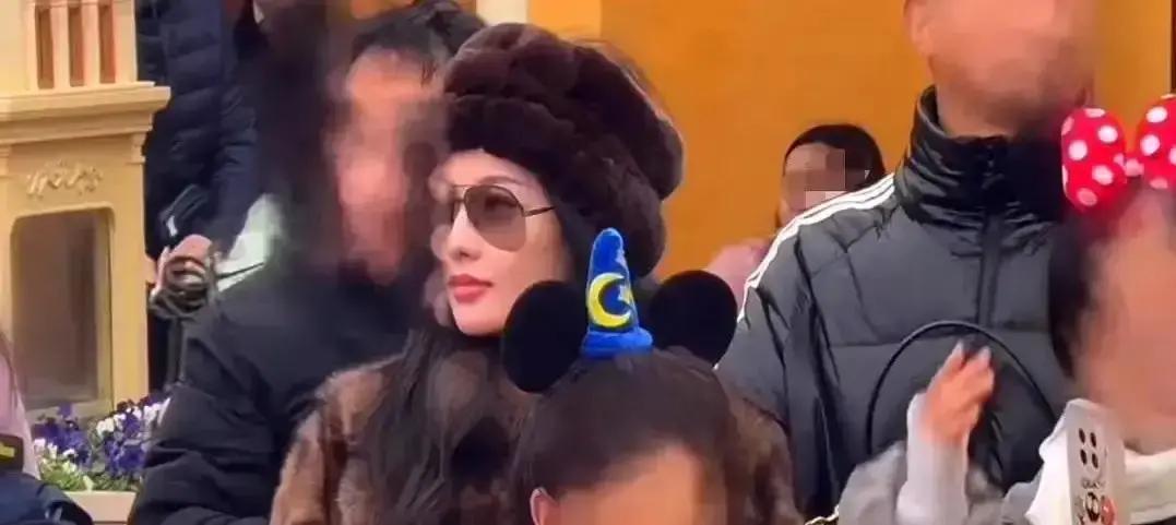 横店便利店蹲吃盒饭，她第3次翻红盒饭里是青菜和半根玉米，筷子戳到剧本第12