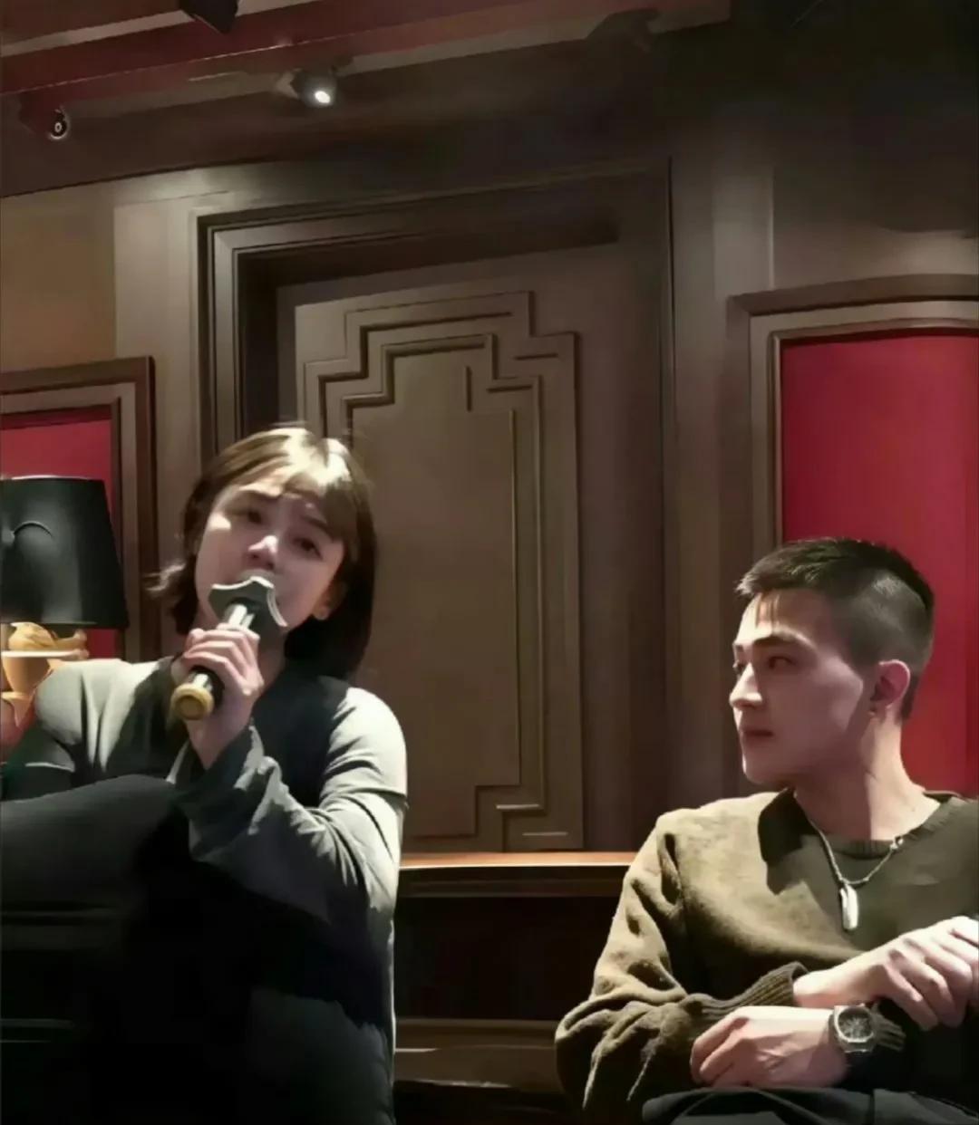 曾经她满眼都是他，只可惜人神终归是殊途马思纯欧豪这张旧照真的太有感觉了，俩人的