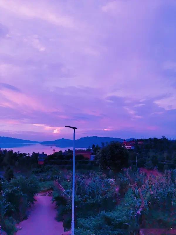 生活中难免碰到看不起自己的人，他们会用不屑眼神或嘲讽话语表达轻视。很多人被看不起