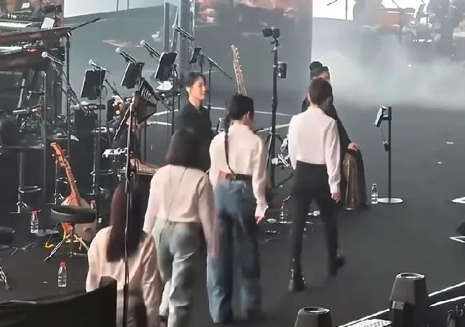 所谓刀郎的最美伴唱团，着实很普通。相同的着装，原本就会给人一种整齐的美感。倘若不