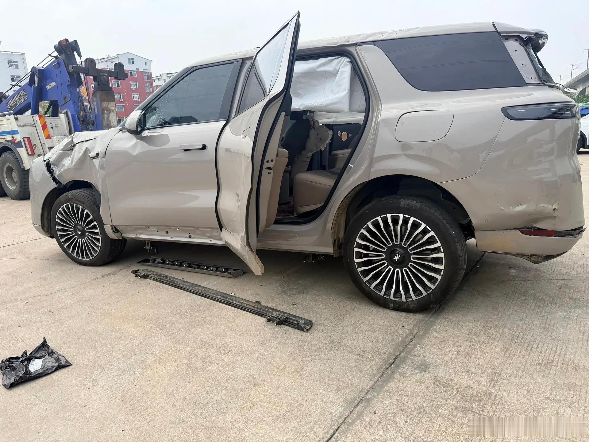 今天这起智己LS8连续翻滚事件被我们的车友们刷了屏，刚好，今天刚好和另外的一起事