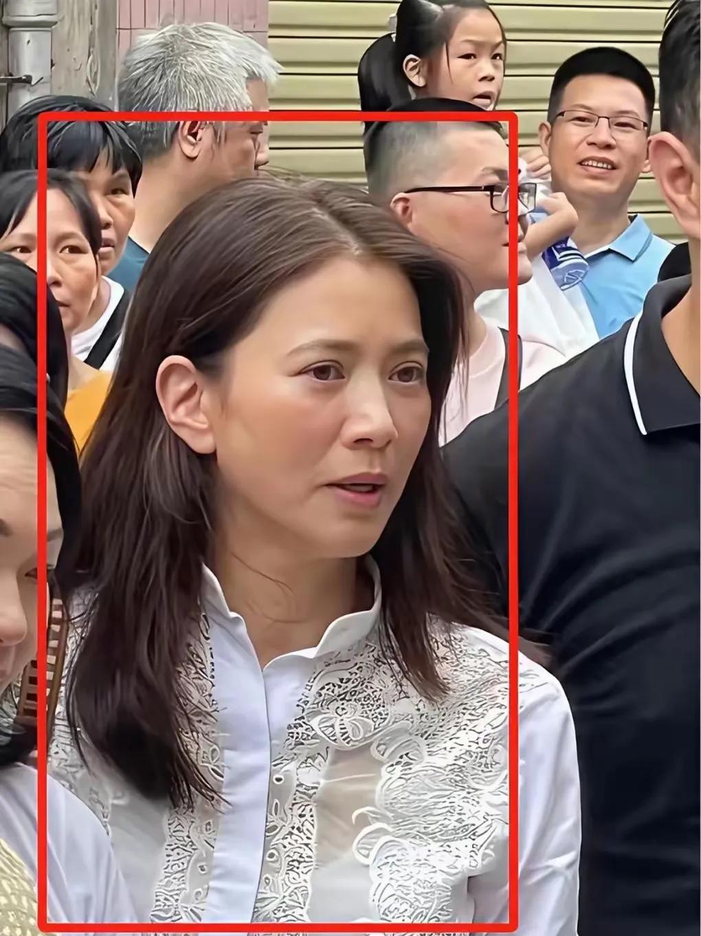 袁咏仪皮肤变黑很多啊！不过五官依然很美！一双迷人的眼睛，超级有魅力，高高的鼻梁，
