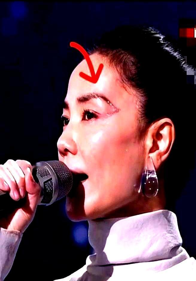 窦靖童一句“挖嘞个亲娘”，王菲这次的眉毛，直接从眉骨挂到了眼角。这不是画的