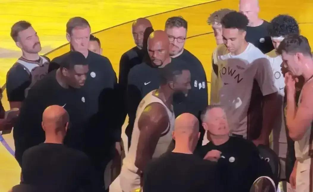 把战术板交给一个新秀？勇士这步棋走对了。不是格林老了，是波杰姆斯基太懂库里