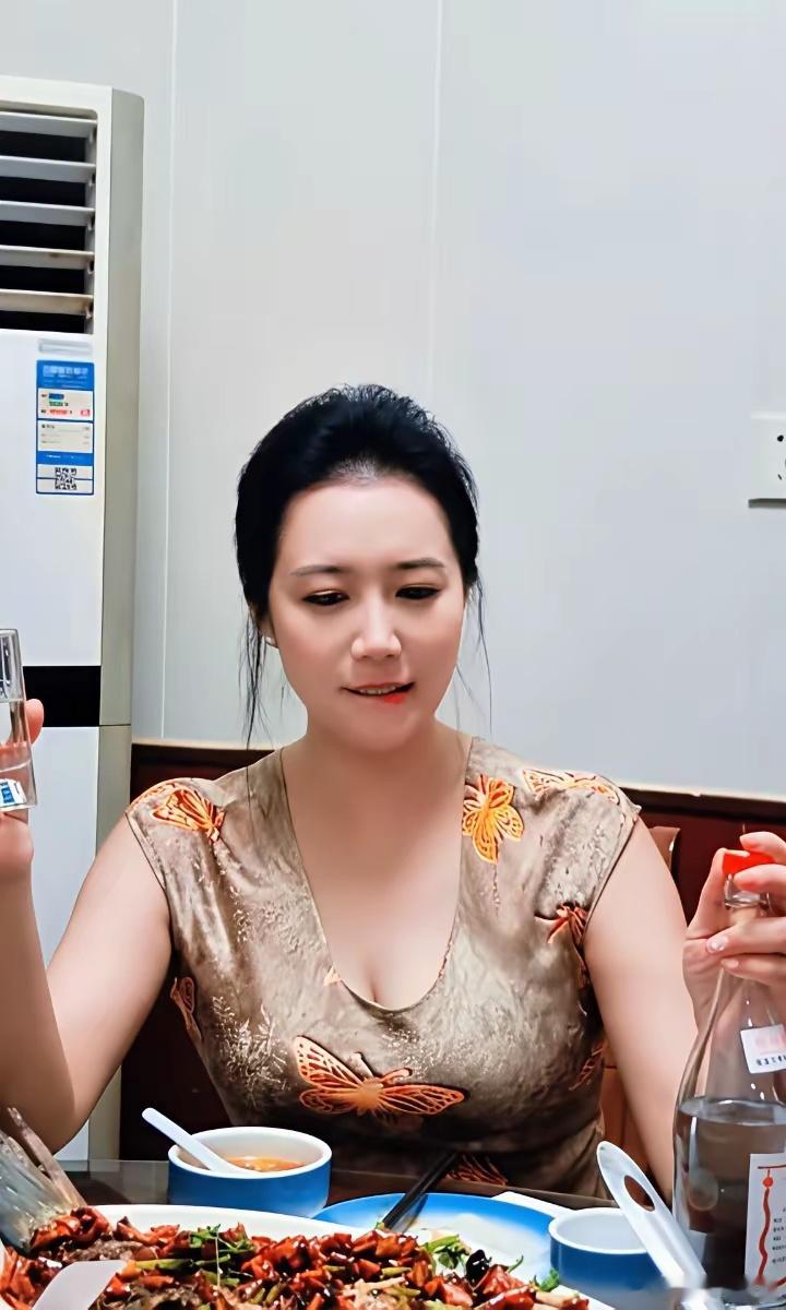 说出来丢人，一桌子男人被这个女人喝倒了！​​​
