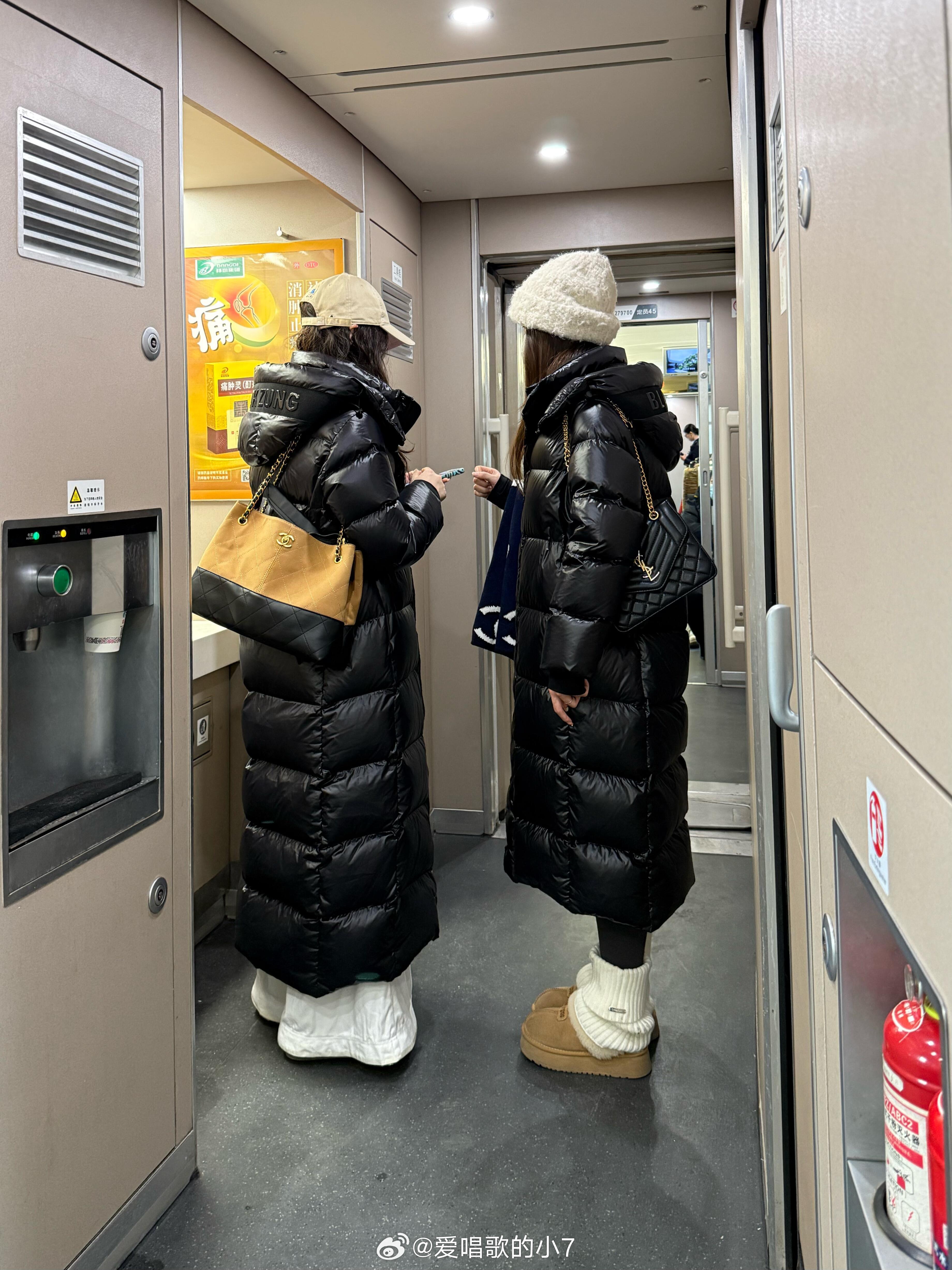 vocal!高铁上看到的！这个冬天一眼沦陷啊啊这两个小姐姐穿的羽绒服都好好看啊啊