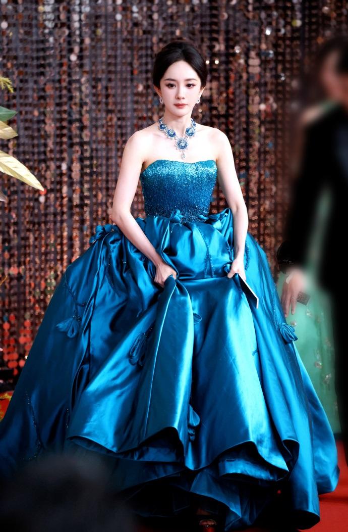 今天杨幂在出席时尚活动的时候穿了一件蓝色的礼服，看起来年轻又迷人，气质特别的出众