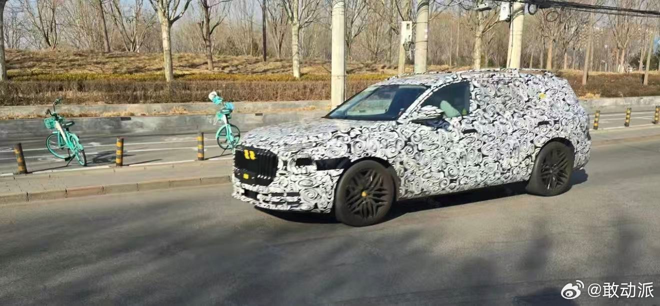 全新旗舰SUV奥迪Q9已进入国内低伪装路试阶段，车身轮廓与核心设计接近量产状态。