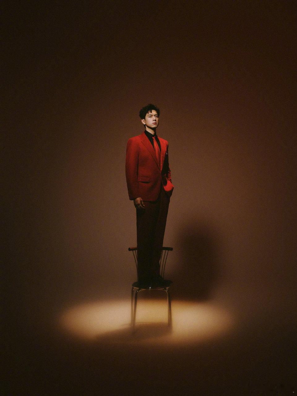 李现央视马年春晚造型李现春晚造型太绝了！这身简单率性的红色夹克，既喜庆又大气，