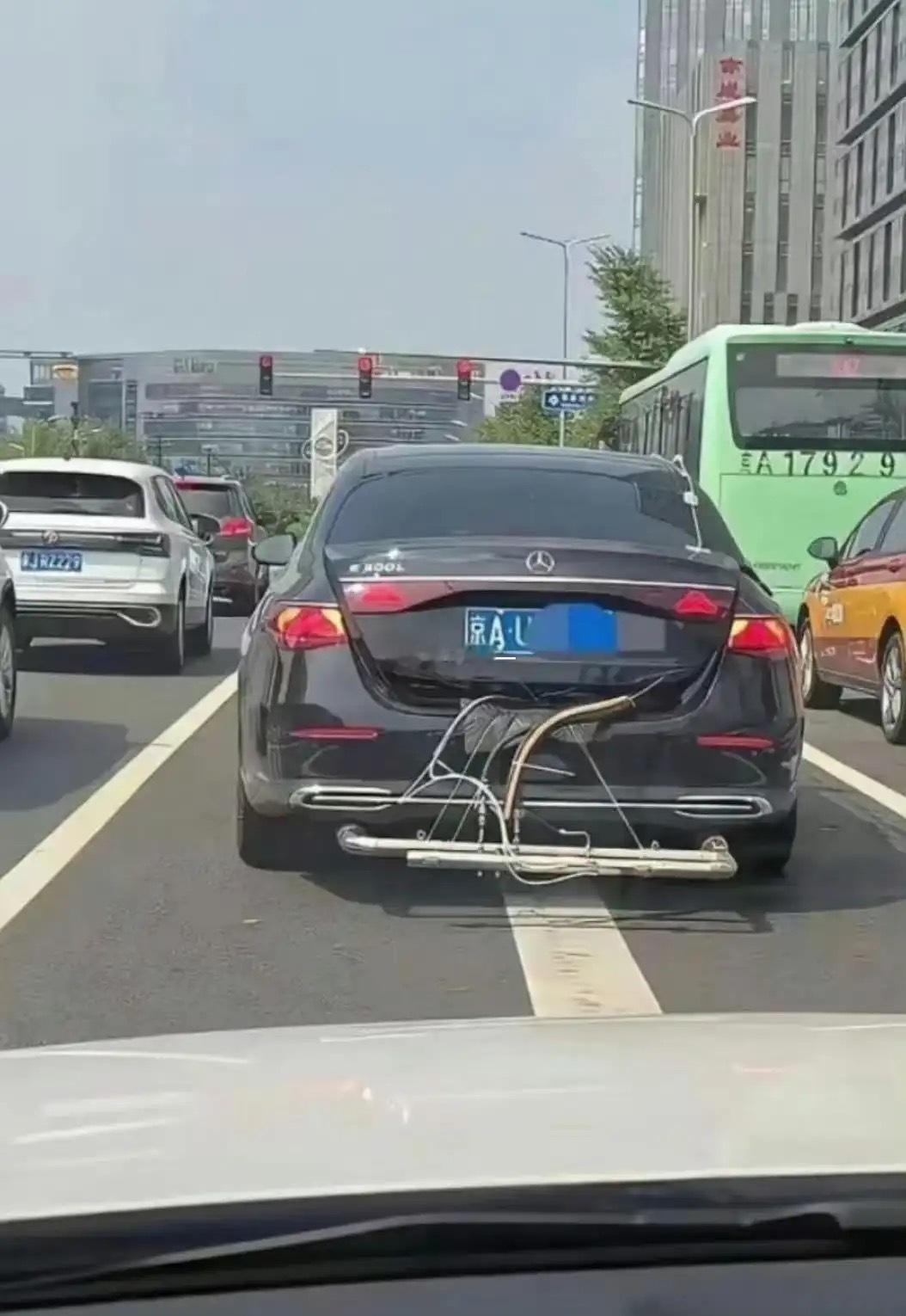 给交警叔叔都干懵了这是查还是不查啊