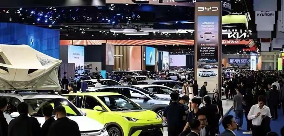 加一箱油4200泰铢，只够跑三天。曼谷司机快疯了。2026年3月25日，曼谷车