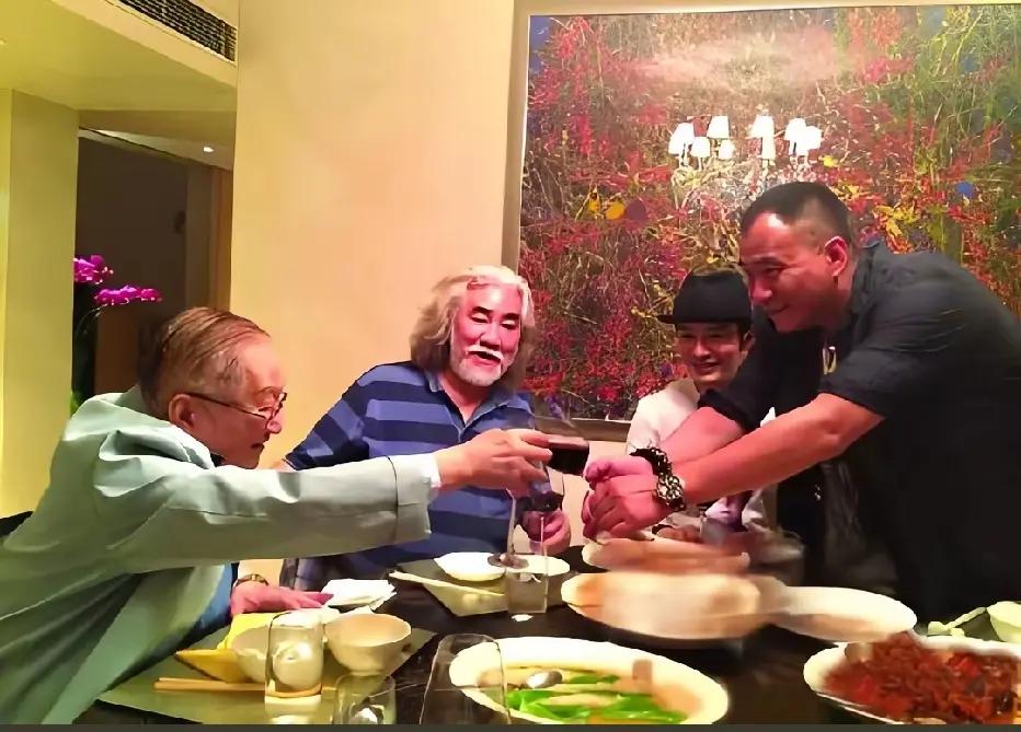 2014年，张纪中带着胡军、黄小明拜访金庸。饭桌上，胡军起身给金庸敬酒，那次见面