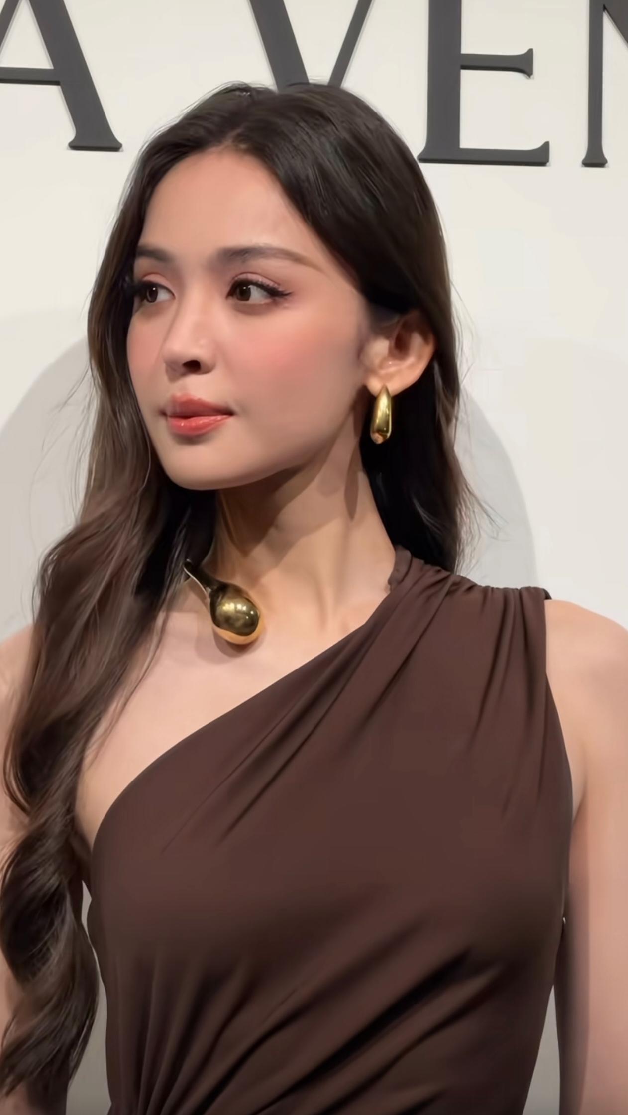 女娲真的太偏爱娜扎了，太美了，没有缺点！她的体态真的绝了，整个娱乐圈无人能敌