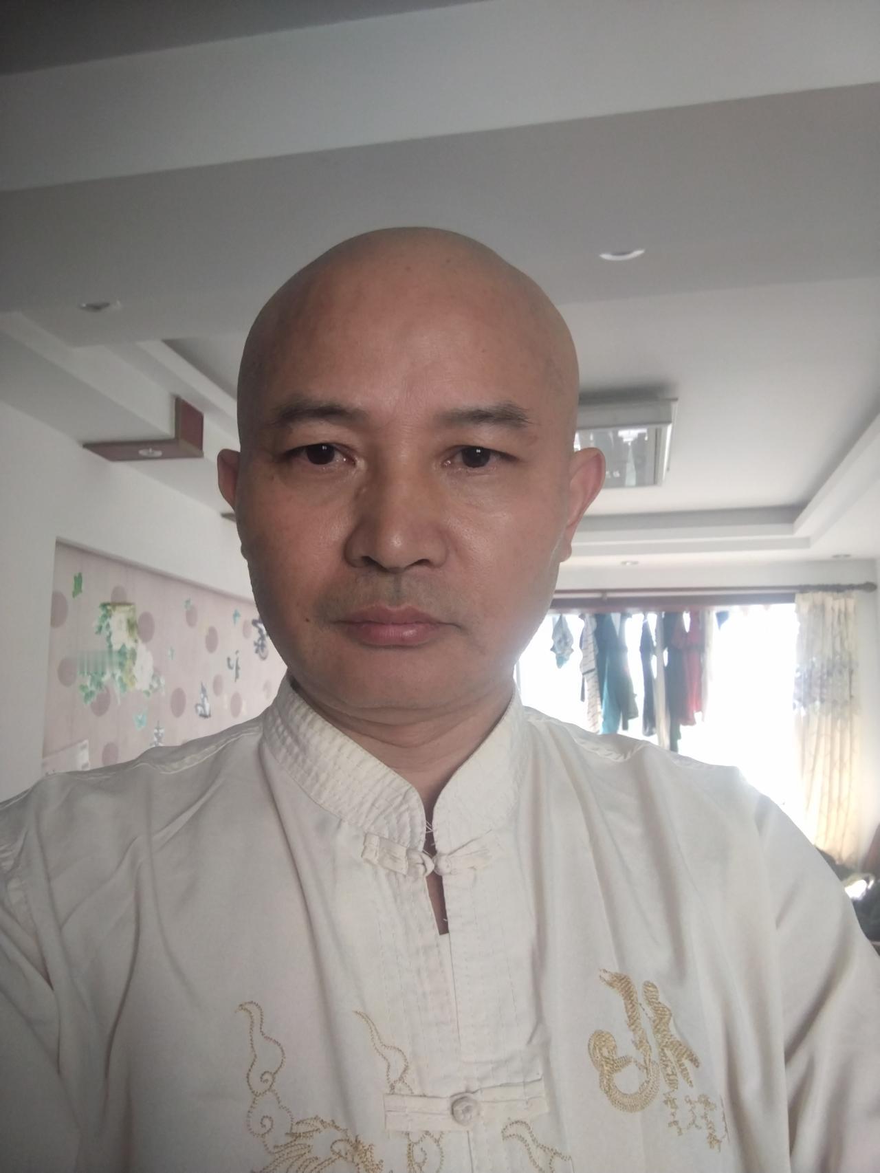 上联赏析：高山不语拥苍松这幅上联仅用七个字，便勾勒出一幅雄浑、静谧、充满内在力