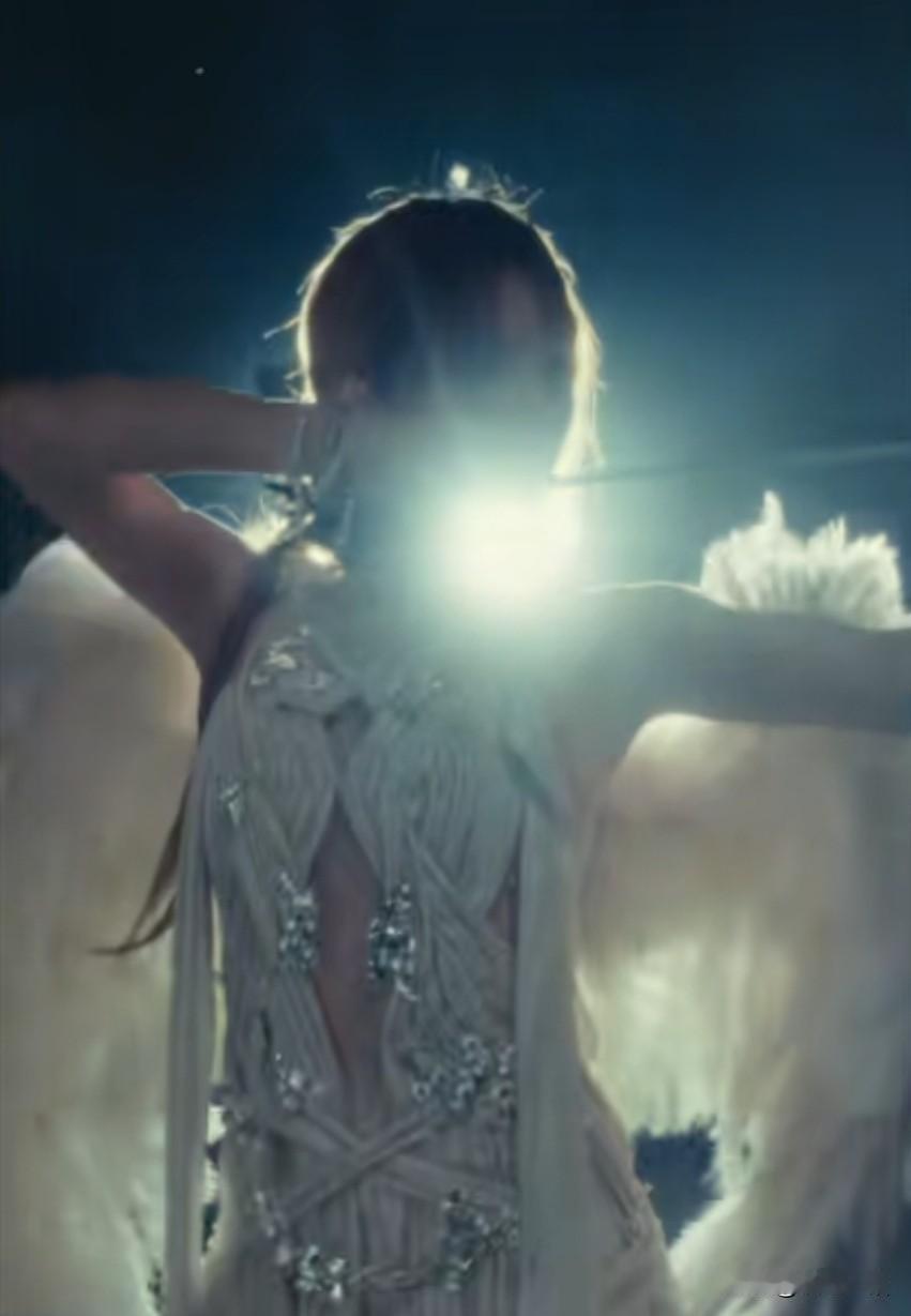 同样是战胜资本，赵露思会是第二个杨幂嘛，看赵露思新歌《blackveilbr