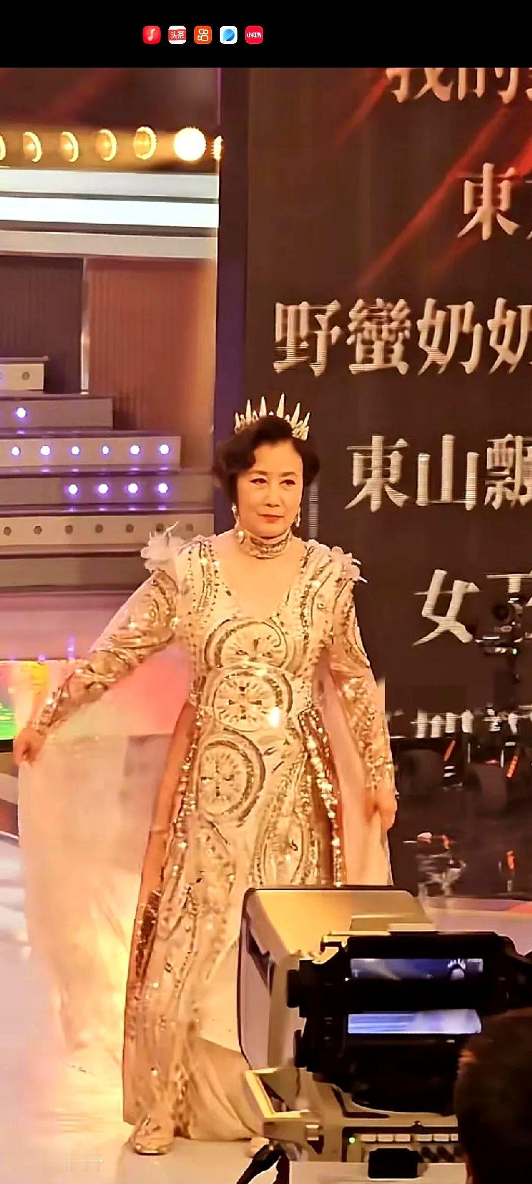 这画面简直没法看。说的是TVB58周年台庆上汪明荃的主持画面——78岁的阿姐站在
