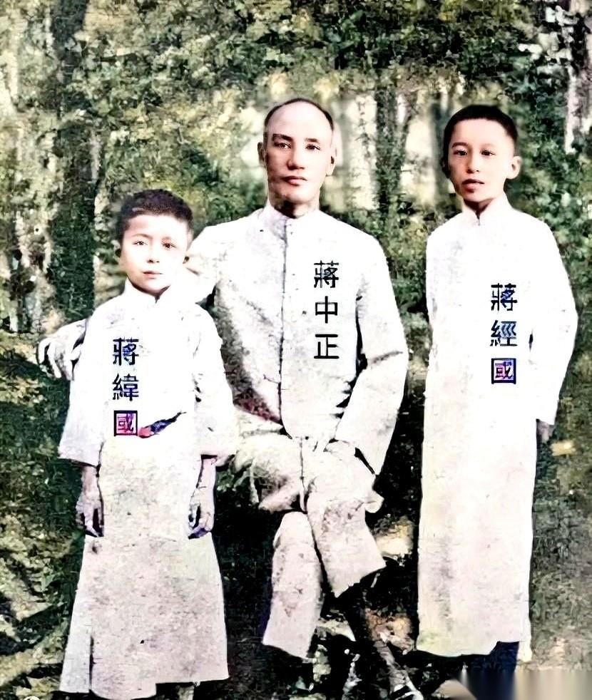 一张据传拍摄于1921年的老照片。照片正中间坐着一个穿长衫的男人，神态还很拘谨