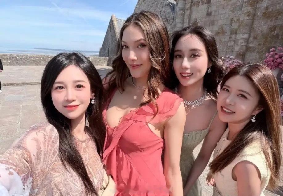 特步公主丁佳敏晒奚梦瑶何猷君婚礼照，两年前她和周力源也是在六一儿童节这天结的婚，