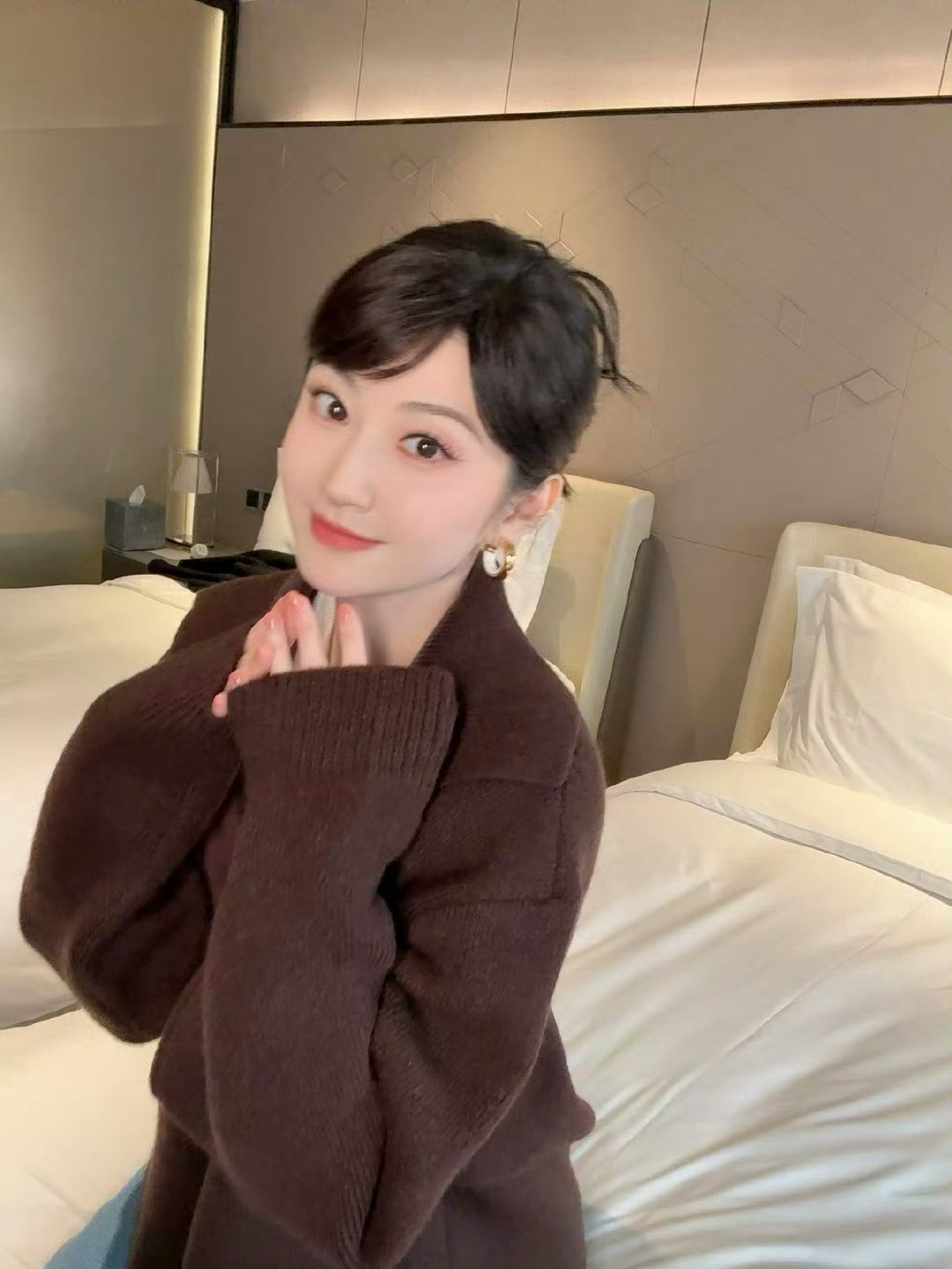 真的难为景甜了，看的出来甜真的摆不出动作了