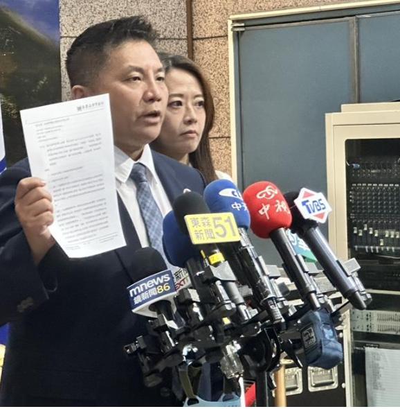 不满被造谣郑丽文发律师函要求《自由时报》澄清报道并澄清近期绝无赴陆计划