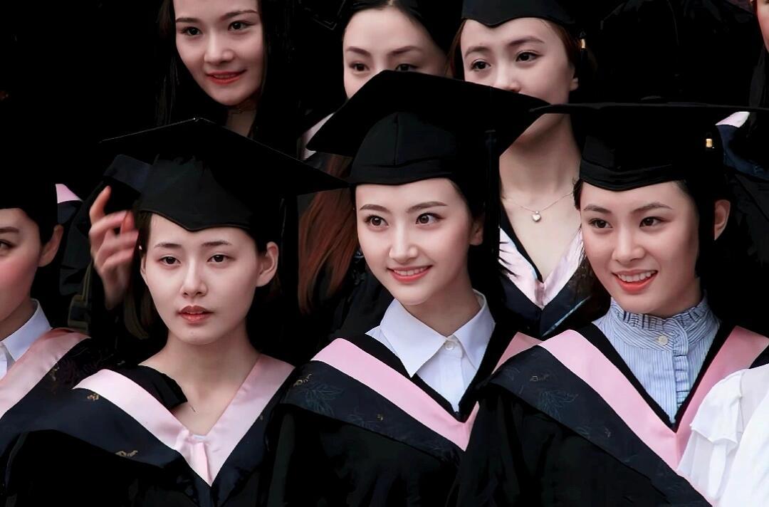 果然明星就是美女堆里的美女….