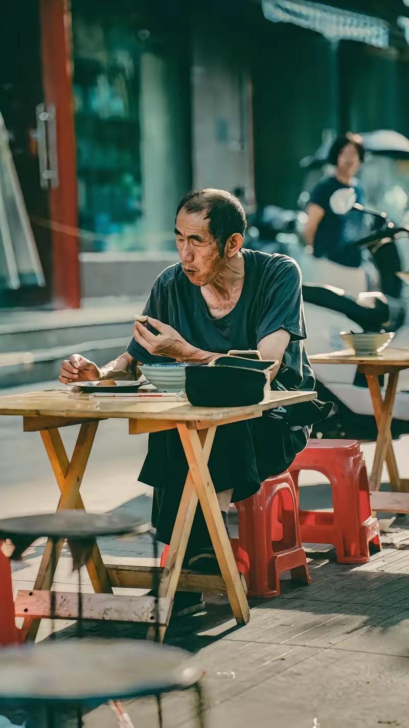 我爷爷今年98岁，我发现他长寿的秘密是：​​子孙们早都长大成人了，各有各的活
