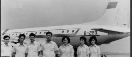 1982年7月，5名歹徒冲进客机驾驶室，劫持了飞往上海的2505次航班，突然，领