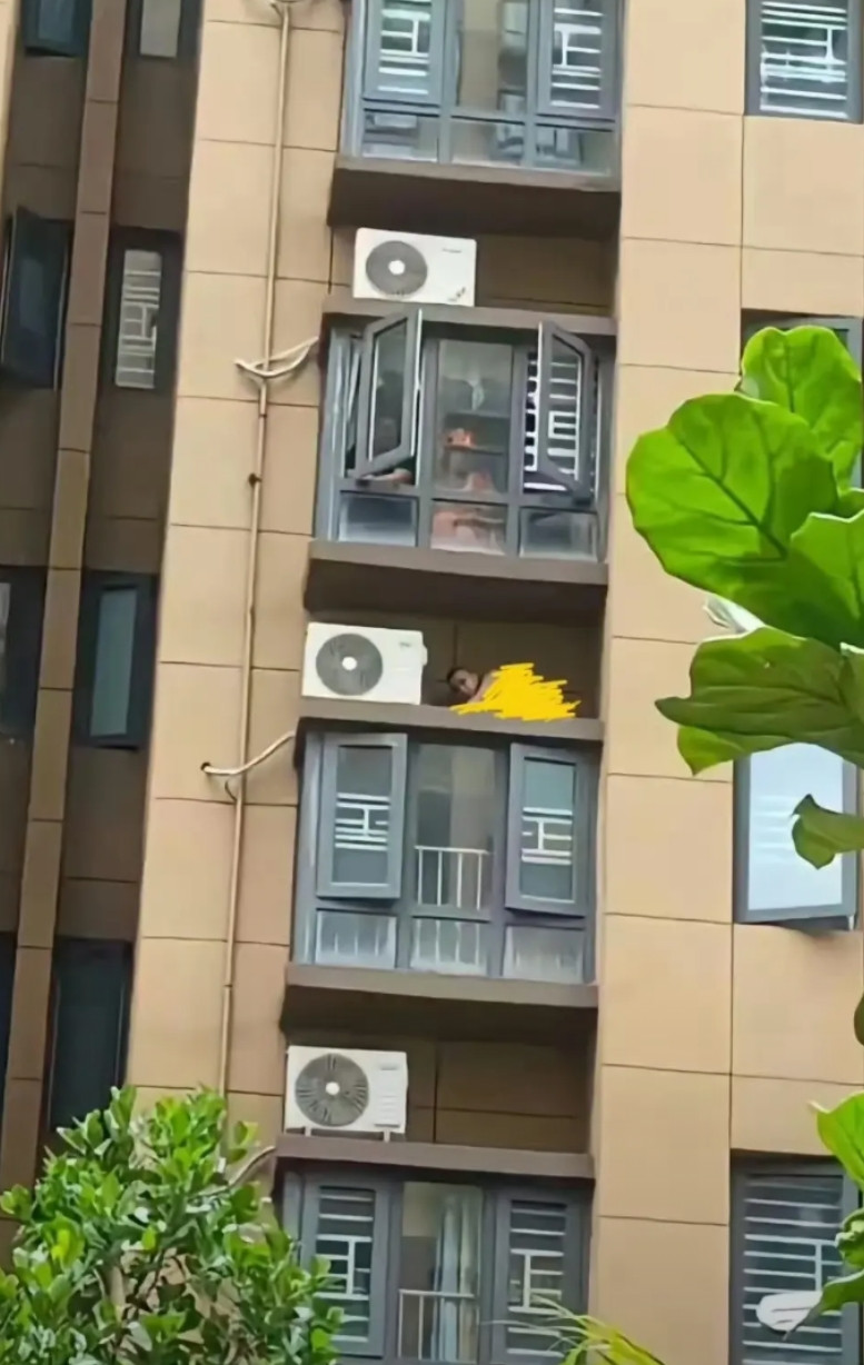 男:“好奇怪啊，楼下怎么这么多人往这上面看啊？”