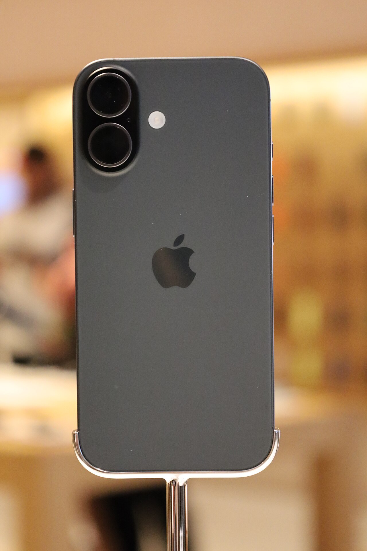 最近数码圈全是涨价消息，存储芯片涨了200%多，iPhone17都传要调价。你