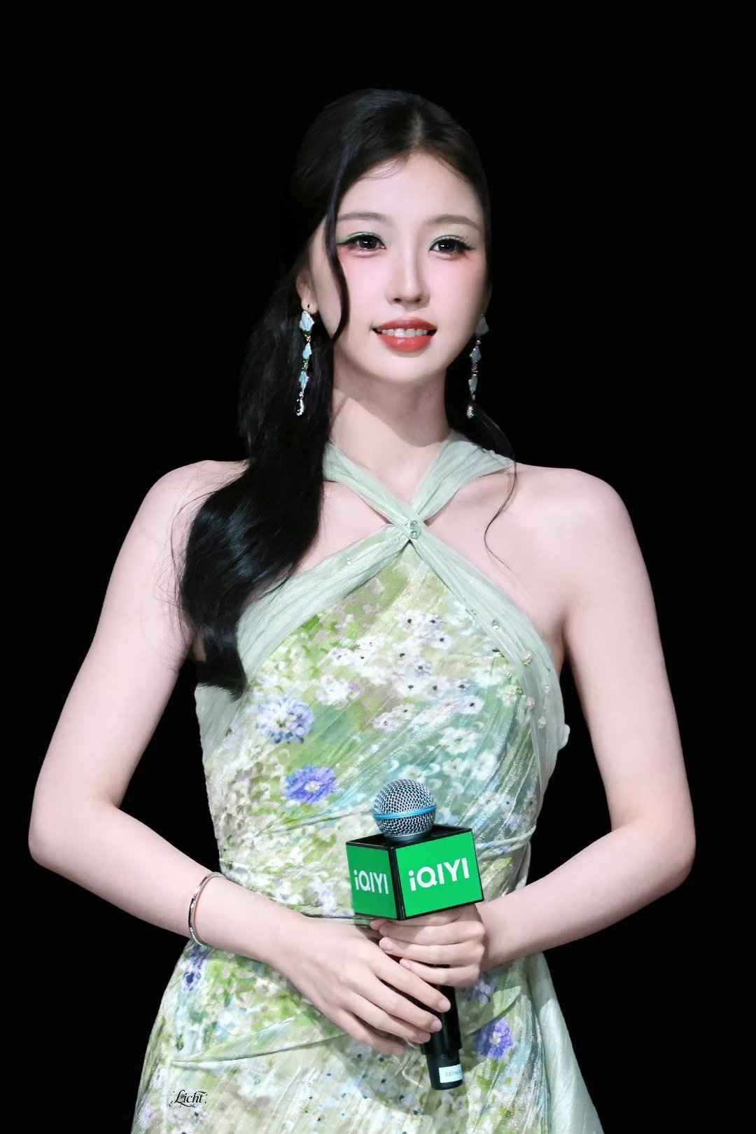 wok！虞书欣见面会第二套美成啥了！！！好亮眼的一套小绿裙超美萌🤤虞书欣工作室