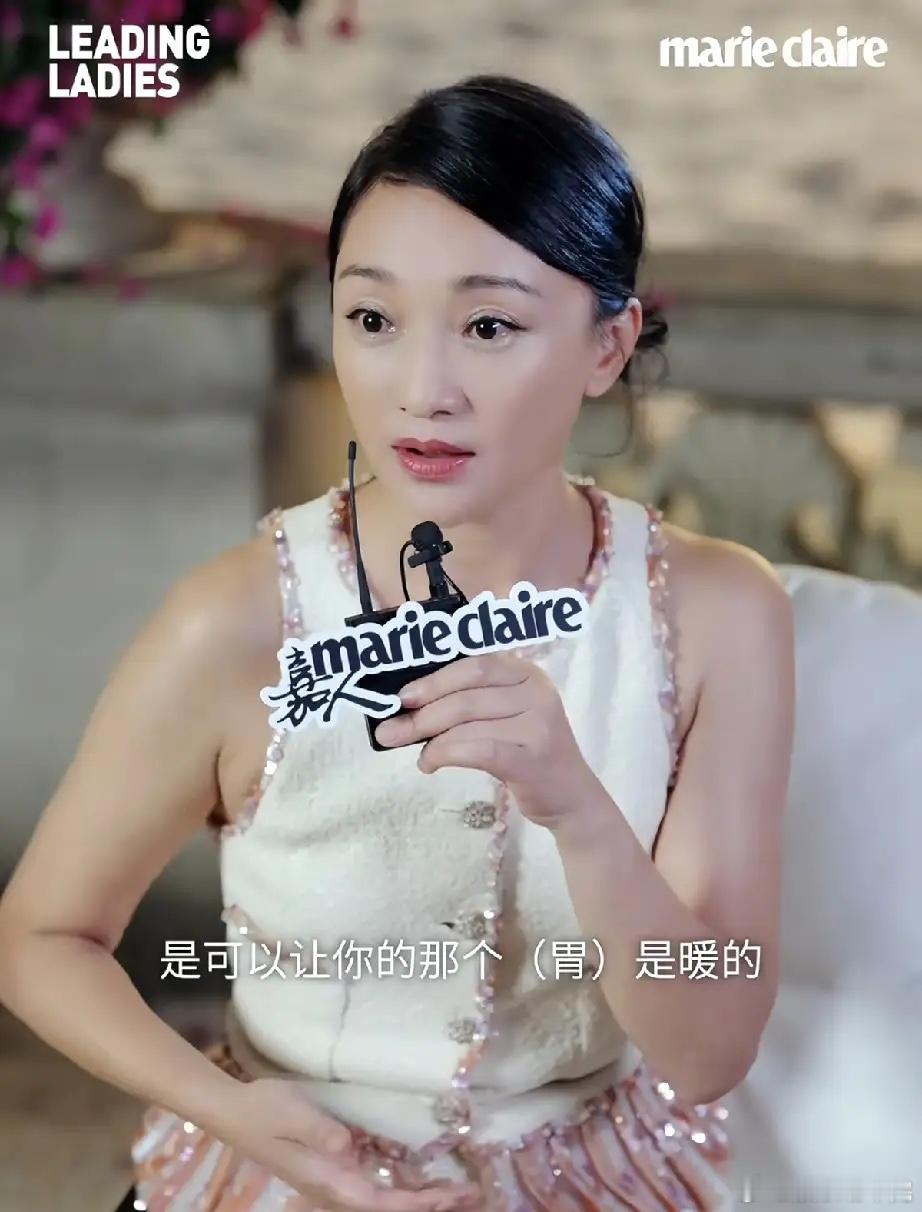 周迅接受杂志采访近照曝光，51岁的她哪里像50多岁的人，分明像20多岁的小姐姐，