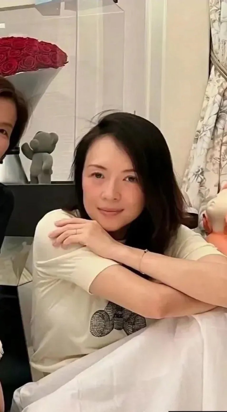 仔细看才发现离婚前的章子怡，所有人面对镜头都很开心，只有她在咬牙忍耐着！