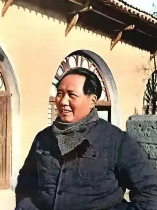 1937年夏天，毛主席住在延安凤凰山麓。一天黄昏，警卫员翟作军坐在院子里看报纸