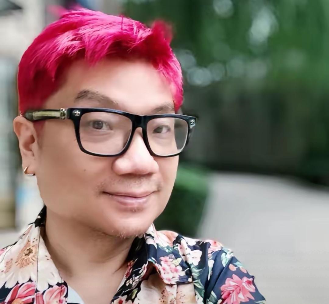普通教师家庭走出的他，凭什么在娱乐圈掌握“话语权”？真相令人意外…1968年，