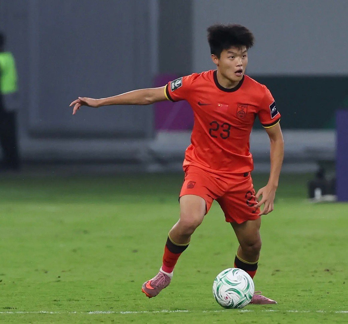 上海海港虽然输球，杨希发挥还是值得肯定防守是他的基本盘，毕竟中超抢断王。但刚来球