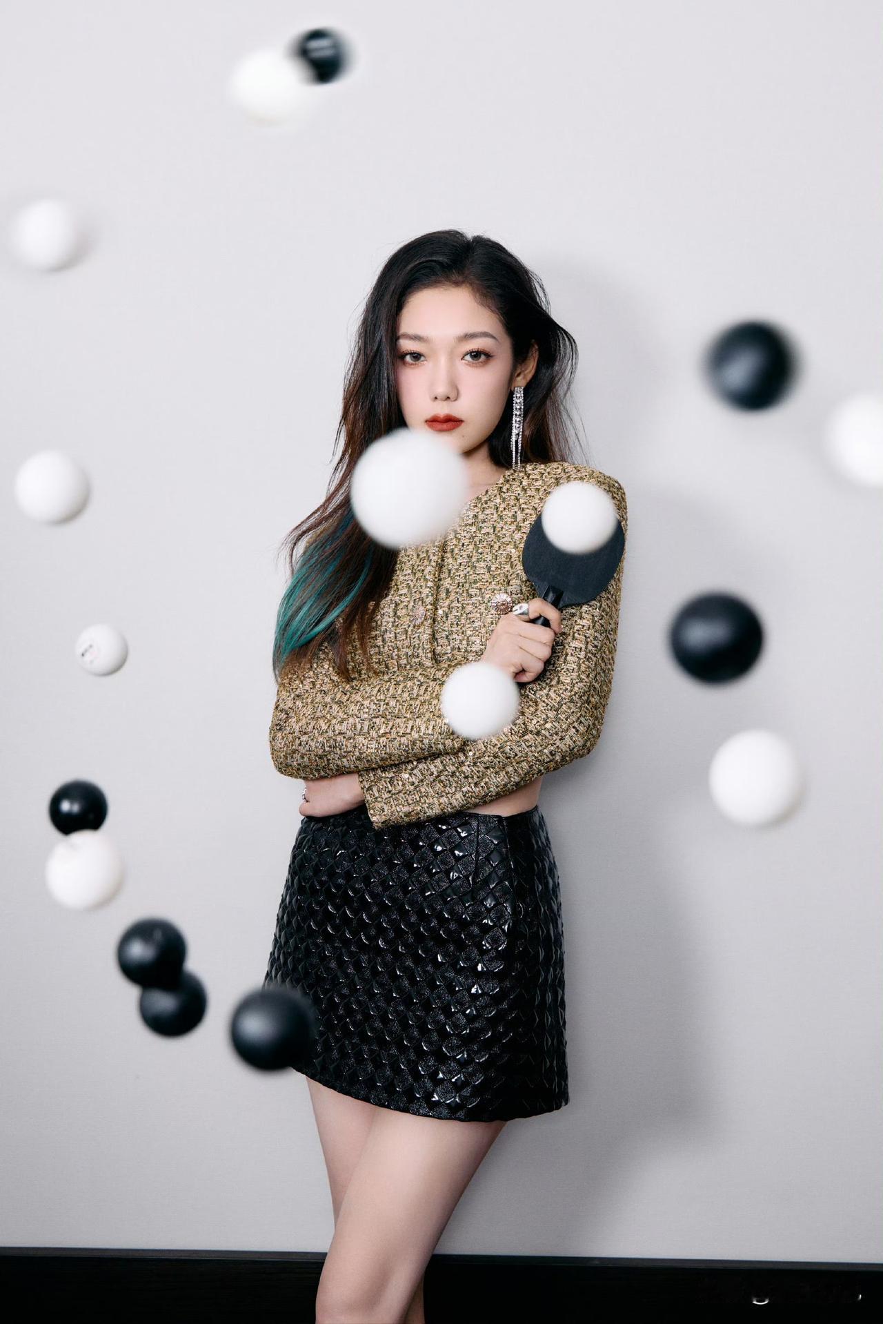 希林娜依高，小皮裙大波浪[爱心][爱心]