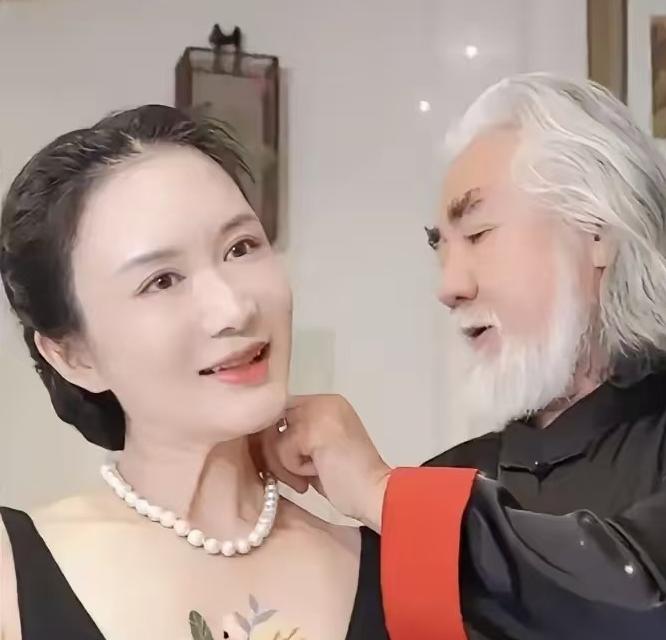 近日，听说网上有人喷自己的二婚老公大导演张纪中是老牛吃嫩草，杜星霖表示不服。她发