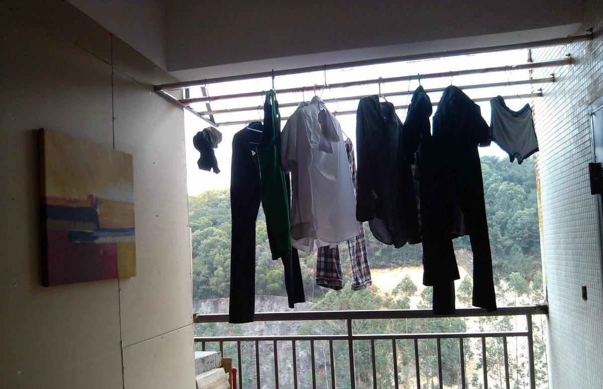 一个塞满脏衣服的军训行李箱，被人一脚踹开了。白衬衫、黑袜子、湿毛巾，像一滩扶不