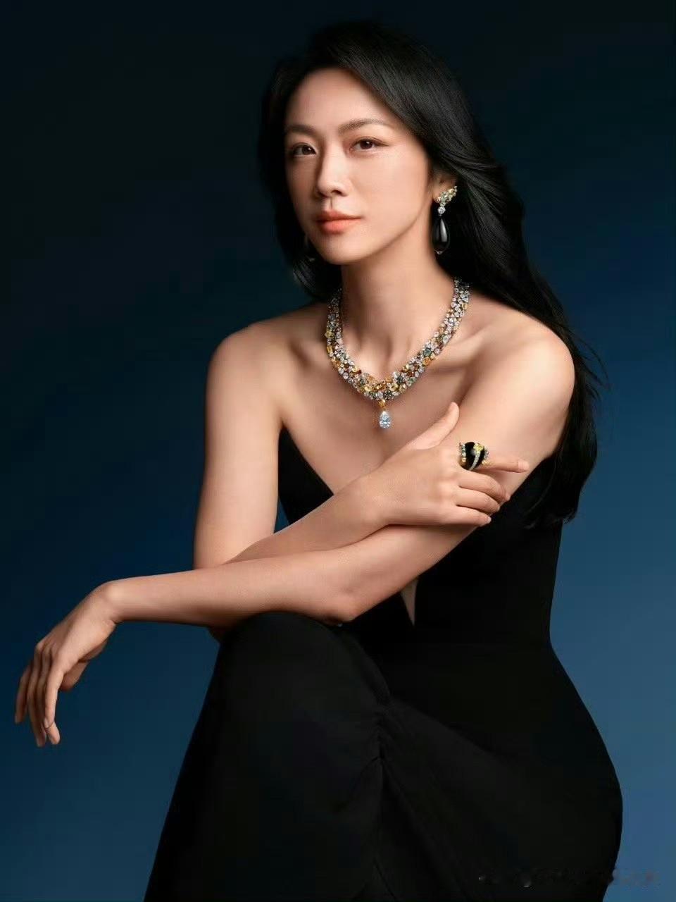 事实证明，气质这东西还真是天生的。同样的珠宝广告，同样的黑裙，汤唯将优雅二字