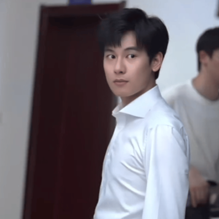 被胡先煦戴腕表迷住了胡先煦戴腕表也太会了吧！褪去活泼小狗感，西装革履配腕表的轻