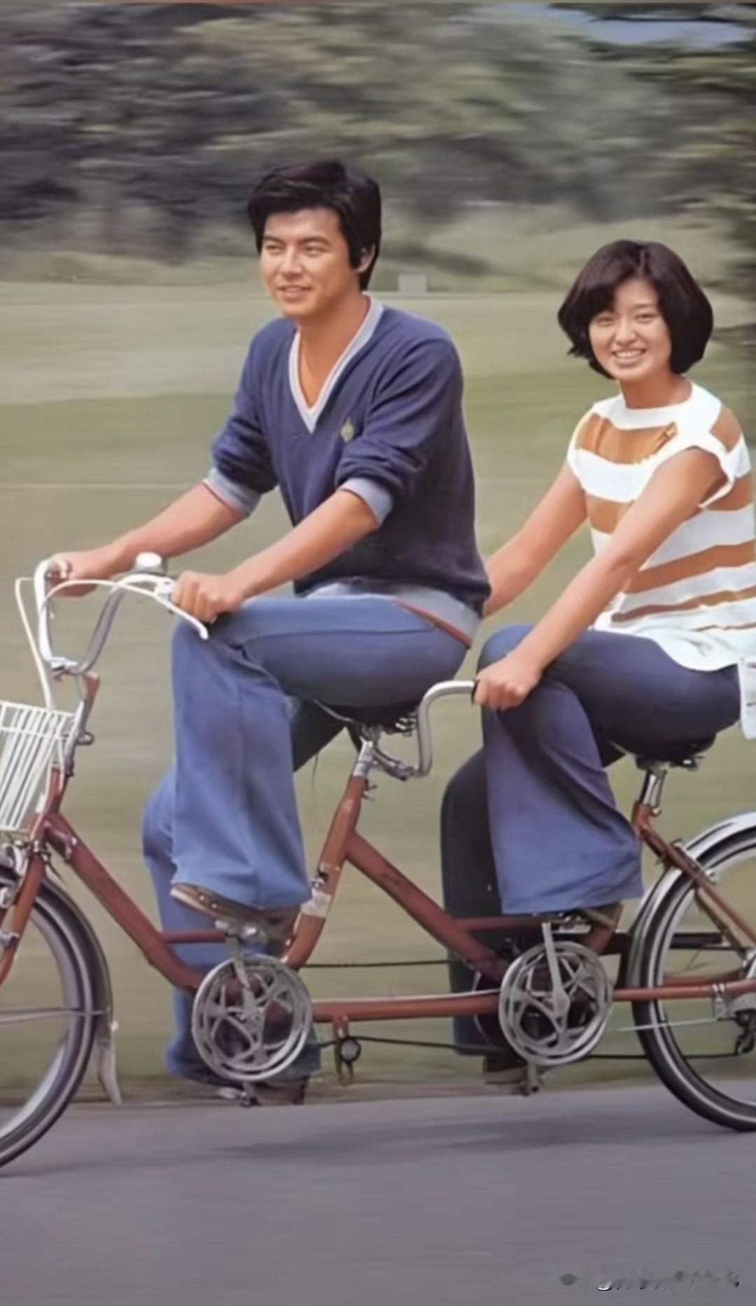 这是80年代最让人羡慕的一对明星夫妻，不仅恩爱，而且颜值很高，男的帅气，女的靓丽