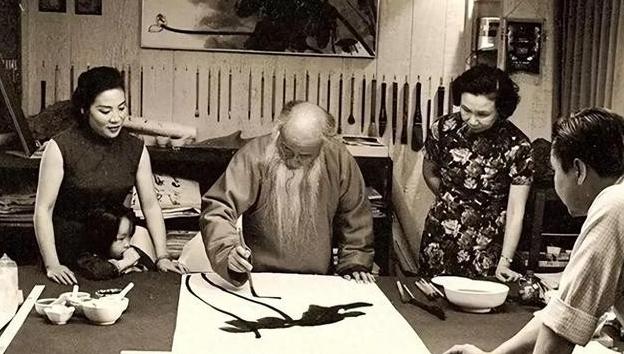 1949年，张大千离开成都，抛弃一岁的儿子张心健，22年后，张心健绝望地走向火车